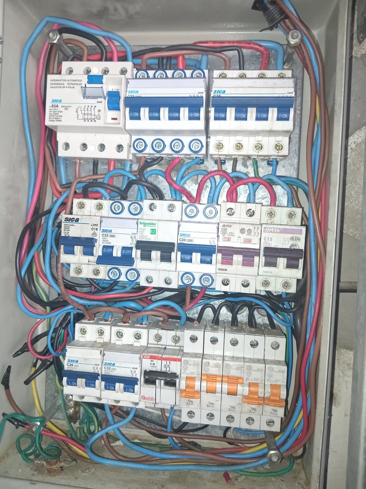 Trabajo eléctrico realizado por Alejandro Reyes para STATIC