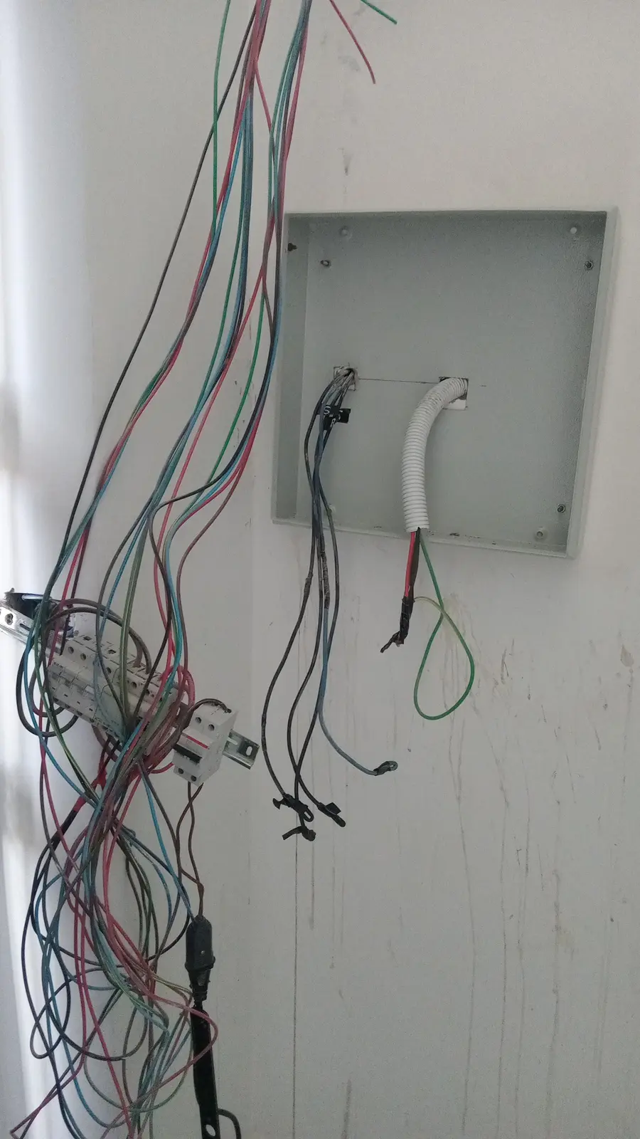 Trabajo eléctrico realizado por Alejandro Reyes para STATIC