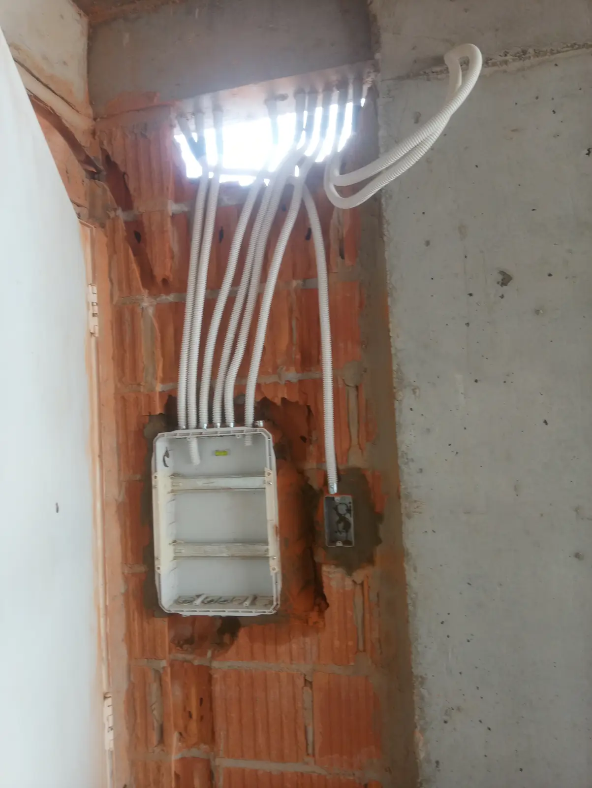 Trabajo eléctrico realizado por Alejandro Reyes para STATIC